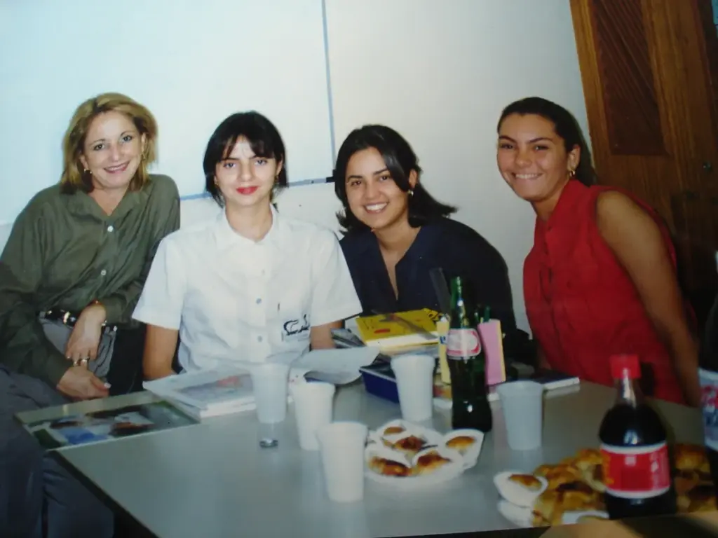 Encontro no Instituto Colón: alunas reunidas em sala com materiais de estudo