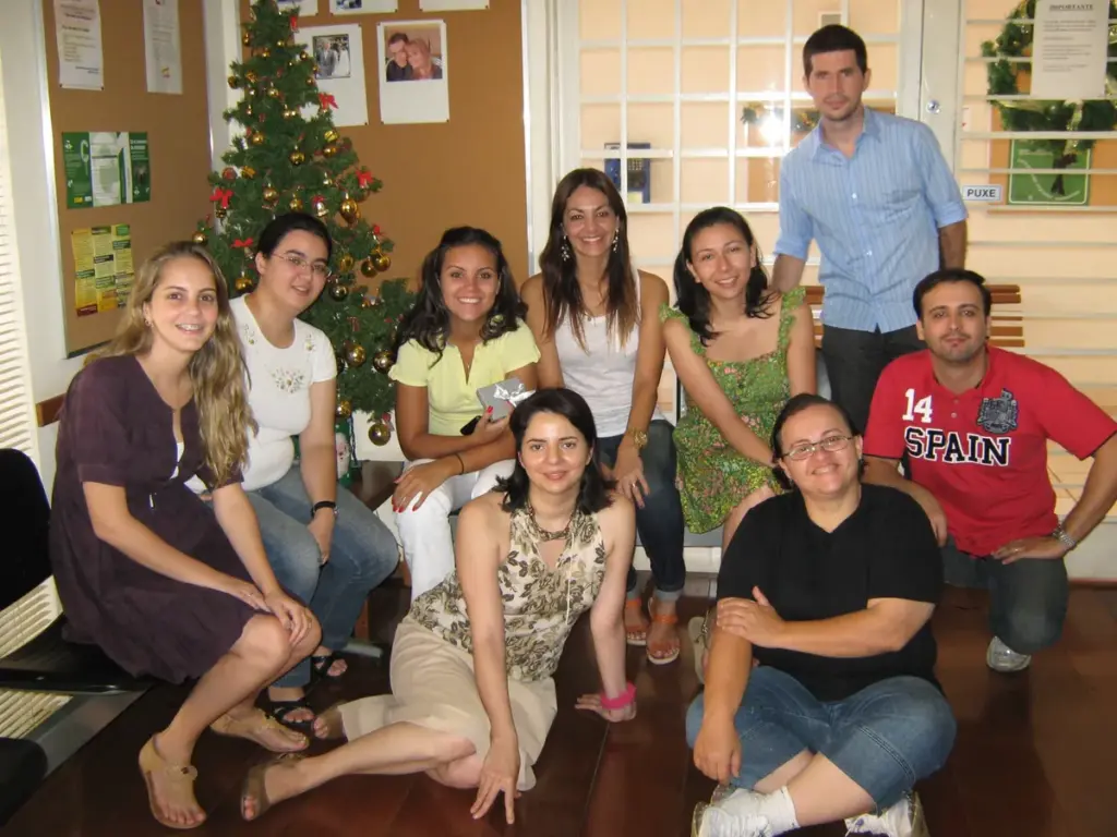 Turma do Instituto Colón reunida no hall com árvore de Natal ao fundo