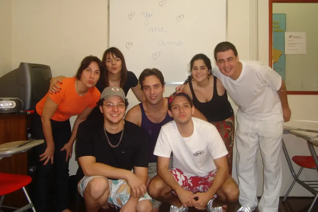 Turma do Instituto Colón em sala de aula, alunos e professor posando diante do quadro